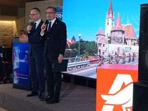 Tiberiu Daneţiu, Corporate Affairs & Retail Media Director, Auchan Romania (left), Cătălin Sprînceană, President of the Romanian Cycling Federation (right).